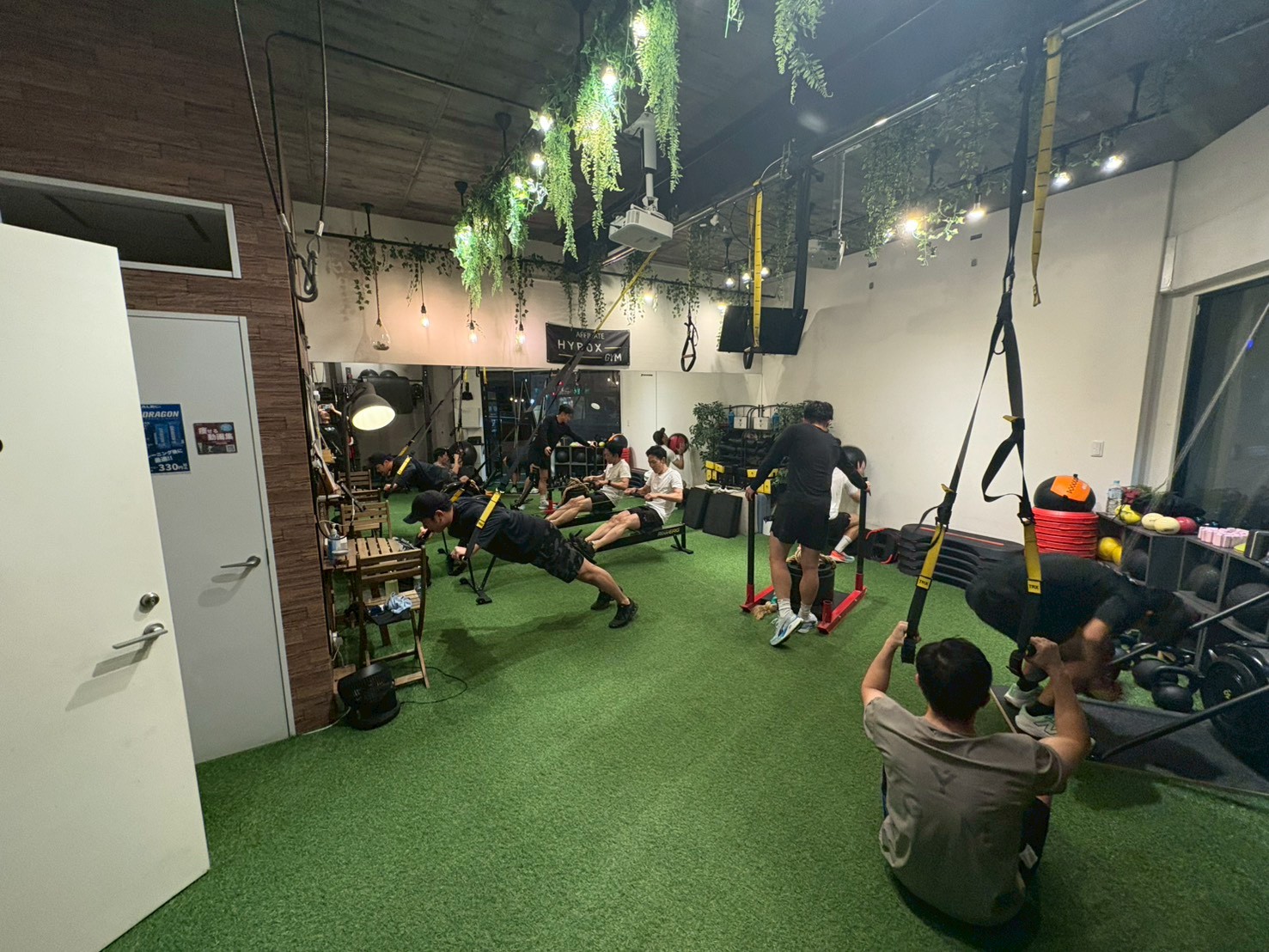 「GYM FIELD梅田スタジオで行われるHYROXトレーニングクラスの様子。SkiErgやSledを使って全身を動かすレッスン風景